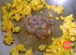 Illustration of how to make shrimp fried rice 8