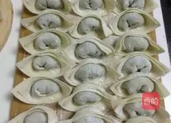 Illustration of how to make shepherd's purse and meat wontons 2