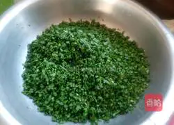 Illustration of how to make three fresh meat dumplings 2