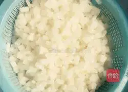 Illustration of how to make cabbage, radish and pork bun filling 3