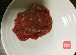 Illustration of how to make beef and chive dumpling filling 1