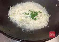 Illustration of how to make garlic mung bean sprout noodles 5