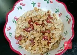 Illustration of how to make walnut and red date cakes 2