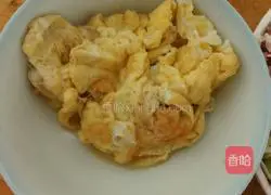 Illustration of how to make bacon and egg fried rice 2