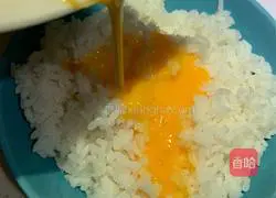 Illustration of how to make sausage, tripe and egg fried rice 2