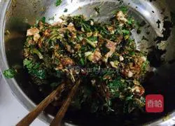 Illustration of how to make coriander meat dumplings 3