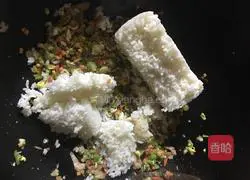 Illustration of how to make fried rice with sausage and eggs 5