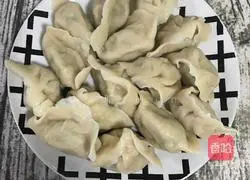 Illustration of how to make yellow mushroom, celery and pork dumplings 16