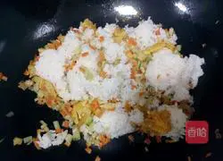 Illustration of how to make carrot, cucumber and egg fried rice 5