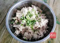  Illustration of how to make elm and yellow mushroom pork dumplings 7