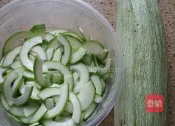 Illustration of how to make zucchini meat buns 4