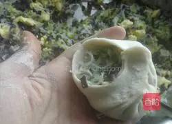 Illustration of how to make zucchini stuffed buns 12