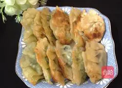 Illustration of how to make fried leek dumplings 9