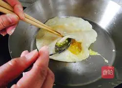 Illustration of how to make egg-filled pancakes 12