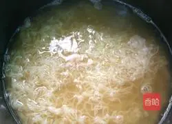 Illustration of how to make egg noodles 4