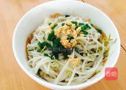 Illustration of how to make garlic mung bean sprout noodles 8