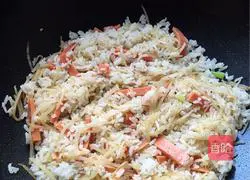 Illustration of how to make ham and shredded potato fried rice 4