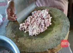 Illustration of how to make celery meat dumplings 1