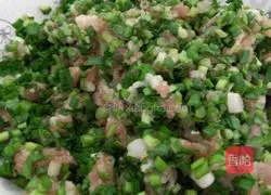 Illustration of how to make leek and ingot dumplings 4