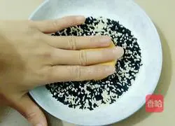 Illustration of how to make fried sesame pumpkin cake 9