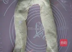 Illustration of how to make steamed scallion pancakes with knife 9