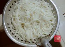 Illustration of how to make fried noodles with sauce 3