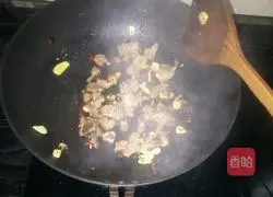 Illustration of how to make fried noodles with shredded pepper and pork slices 8