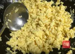 Illustration of how to make leek, egg and shrimp dumpling filling 4