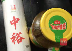 Illustration of how to make scallion oil noodles 1