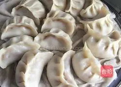 Illustration of how to make cabbage and pork dumplings 11