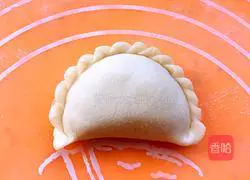 Illustration of how to make lace dumplings (sauerkraut and fresh meat stuffing) 14