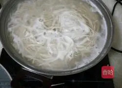 Illustration of how to make potato, green pepper and peanut butter noodles 1