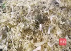 Sauerkraut Pork Illustration of how to make silk noodles 3