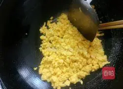 Illustration of how to make fried rice with fresh shrimps, ham and special eggs 3