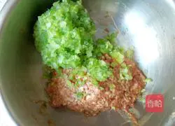 Illustration of how to make celery and pork wontons 8