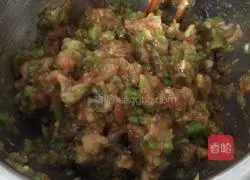 Illustration of how to make green pepper and pork dumplings 4