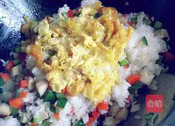 Illustration of how to make rich fried rice 9