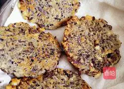 Illustration of how to make pepper-flavored black rice egg pancake 12