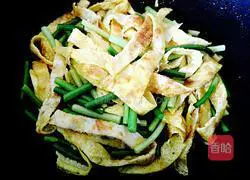 Illustration of how to make fried egg pancakes with garlic moss 9