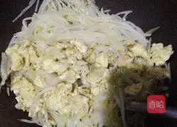 Illustration of how to make fried rice with shredded eggs and potatoes 5