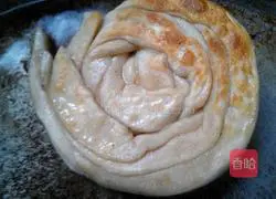 Illustration of how to make spiral noodle cake 10