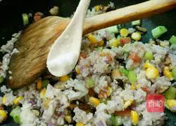 Illustration of how to make colorful fried rice 8
