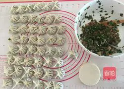 Illustration of how to make leek, mushroom and fungus dumplings 4