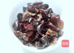 Illustration of how to make leek and egg dumpling filling 3