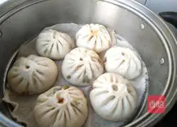 Illustration of how to make pork and leek buns 13