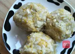 Illustration of how to make homemade pork and pickled cabbage stuffed buns 3