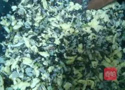 Illustration of how to make white radish vegetarian dumpling filling 14