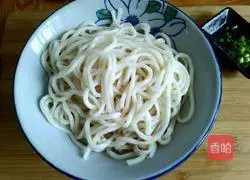 Illustration of how to make noodles with scallion oil 9
