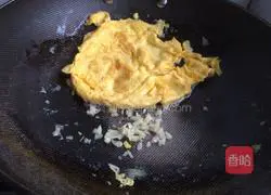 Illustration of how to make egg fried rice 11