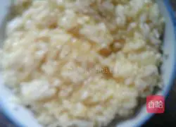 Illustration of how to make leftover rice and egg pancakes 3